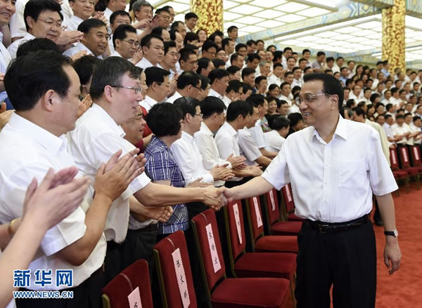 6月23日至24日,全國職業(yè)教育工作會議在北京召開。中共中央政治局常委、國務(wù)院總理李克強(qiáng)在會前接見與會全體代表并講話。 新華社記者 李學(xué)仁 攝.jpg