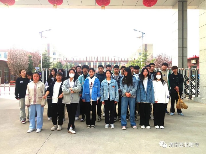 創(chuàng)文明城市，建美麗校園——西北新世紀(jì)開展校園衛(wèi)生大掃除活動(dòng)